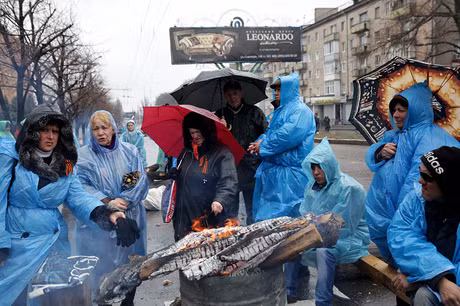 Trong khi đó, bên ngoài SBU, những người ủng hộ lập ra những căn lều dã chiến. Họ nguyện sẽ làm "lá chắn" bảo vệ cho nhóm người biểu tình bên trong tòa nhà.