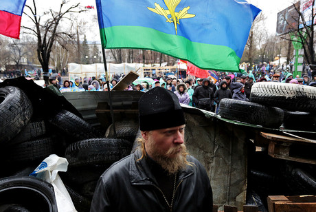 Cha Alexey, linh mục theo Chính Thống Giáo Nga, có mặt ở nơi này để mở các lớp hướng đạo cho mọi người.