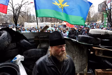 Cha Alexey, linh mục theo Chính Thống Giáo Nga, có mặt ở nơi này để mở các lớp hướng đạo cho mọi người.