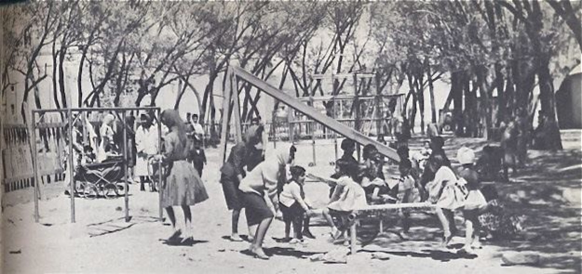 Các bà mẹ và những đứa trẻ ở một sân chơi dành cho trẻ em tại Afghanistan