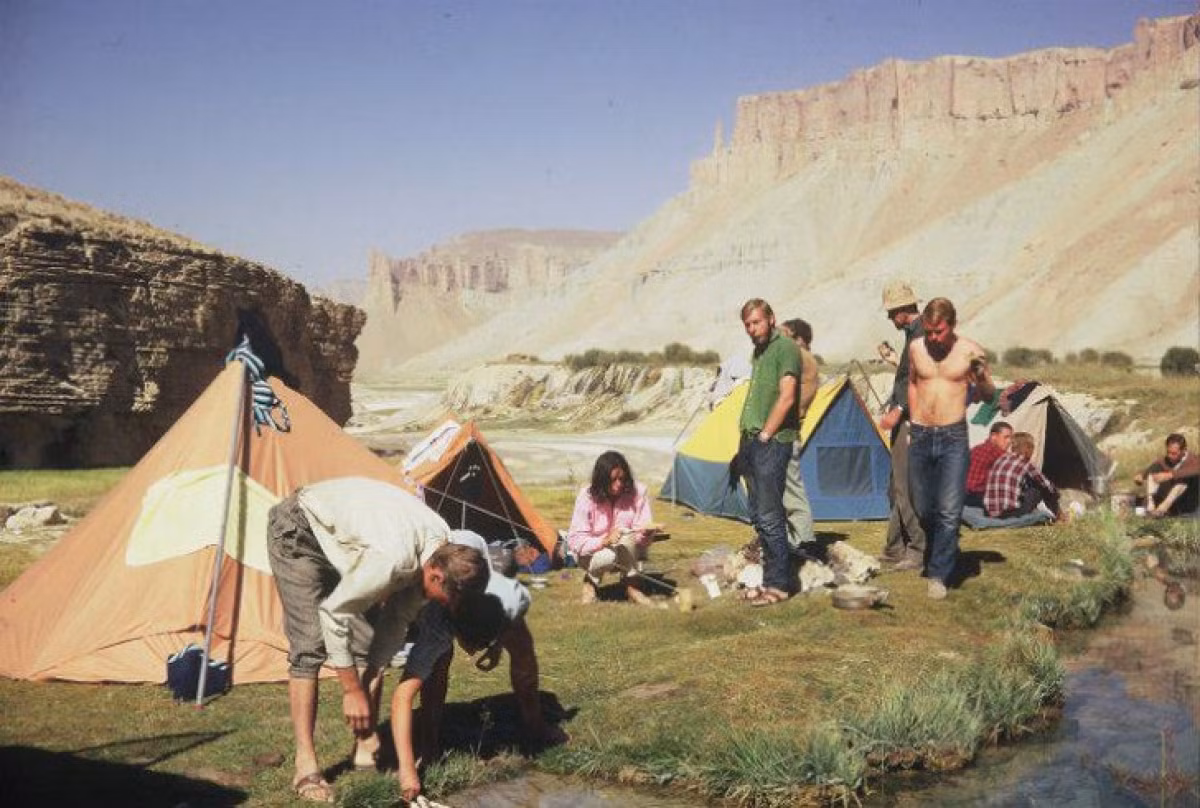 Các du khách nước ngoài tại một điểm cắm trại ở Vườn Quốc gia Band-e-Amir.