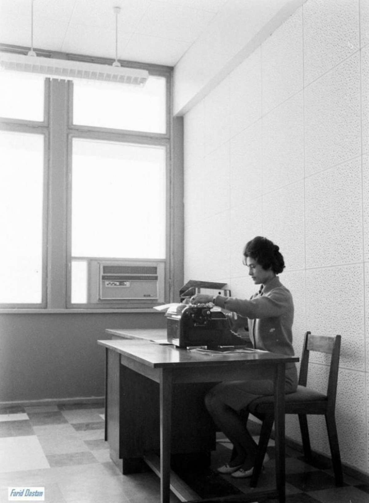 Một người phụ nữ Afghanistan đang làm việc.