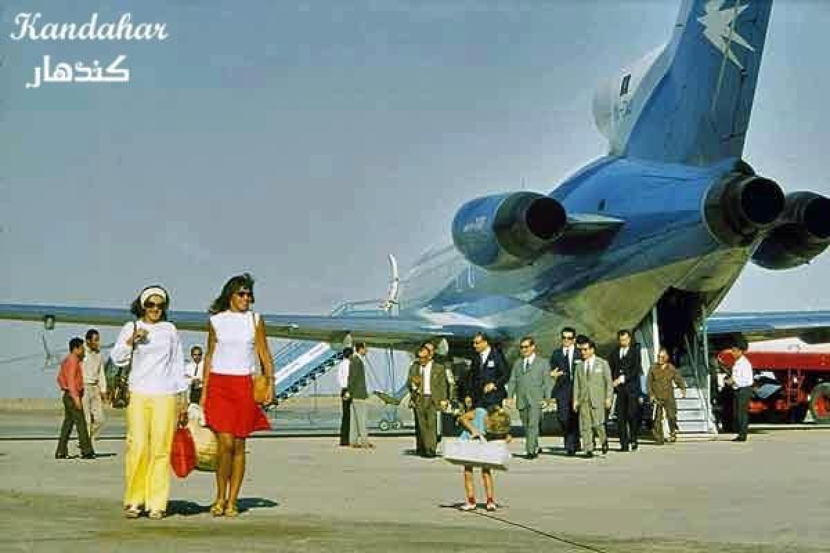 Chính phủ Afghanistan vào thời điểm đó cũng thúc đẩy nhiều dự án lớn nhằm cải thiện các cơ sở hạ tầng quốc gia. Chẳng hạn, ngành cầu đường và xây dựng các nhà máy điện lớn đã phát triển mạnh. Mọi người đều tin rằng giáo dục sẽ đưa một đứa trẻ tới một tương lai tươi sáng.