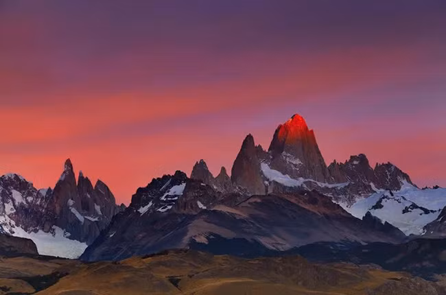 Los Glaciares: Nằm ở phía tây nam Argentina dọc theo biên giới Chile, công viên quốc gia Los Glaciares có những ngọn núi hiểm trở, hồ lớn và phủ kín băng tuyết. Cánh đồng băng Patagonia chiếm gần một nửa công viên và là lớp phủ băng lớn nhất bên ngoài Nam Cực.