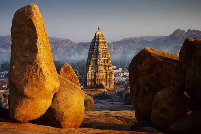 Hampi: Nằm ở phía bắc bang Karnataka của Ấn Độ, tàn tích của Hampi rất ấn tượng, bao gồm những ngôi đền, công trình kiến trúc thủy sinh, phố chợ cổ, cung điện hoàng gia, pháo đài quân sự... giữa khung cảnh hoang sơ với những tảng đá khổng lồ.