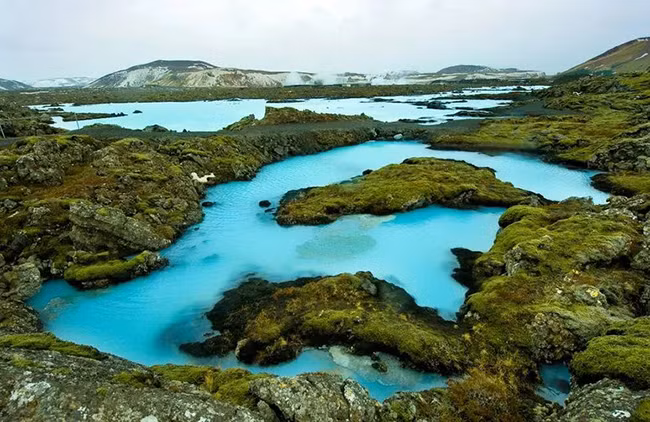 Đầm xanh: Iceland là nơi có những kỳ quan tuyệt đẹp, như sông băng, núi lửa, mạch nước phun, vịnh hẹp và những đầm phá xinh đẹp chứa đầy nước biển địa nhiệt chữa bệnh.