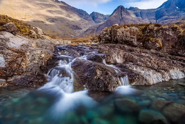 Hồ bơi cổ tích, Scotland: Dưới chân những ngọn núi giữa rừng Glen Brittle và bãi biển Glen Brittle là hồ nước thần tiên thu hút du khách từ khắp nơi trên thế giới. Khi sông Brittle đổ ra biển, nó tạo ra những thác nước, dòng suối nhỏ và những vũng nước trong xanh như pha lê ...