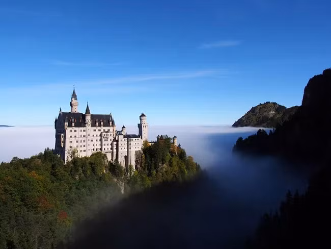 Lâu đài Neuschwanstein, Đức: Lâu đài cổ tích tráng lệ này nằm trên đỉnh một ngọn đồi ở Bavarian Alps và nó là nguồn cảm hứng cho lâu đài Công chúa ngủ trong rừng của Disneyland.