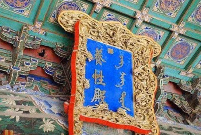 Mỗi ngày Tử Cấm Thành đón rất nhiều lượt du khách tới tham quan, có thể đón 8 triệu du khách mỗi năm, nhưng nơi này lại có quy định đóng cửa lúc 5 giờ chiều. Rất nhiều du khách thắc mắc trước vấn đề này. 