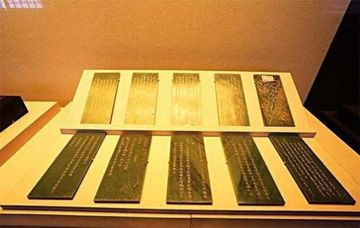 Ngay lập tức, phía cảnh sát đã vào cuộc điều tra và bắt được thủ phạm thông qua nhận dạng dấu vân tay, đó là một người đàn ông tên Wu Qinghui. Người này khai rằng, sau khi tham quan những di tích ở đây, lúc đến phòng trưng bày các đồ vật cổ thì nảy sinh tính tham lam muốn ăn trộm. Sau khi bị bắt, người này bị kết án tù.