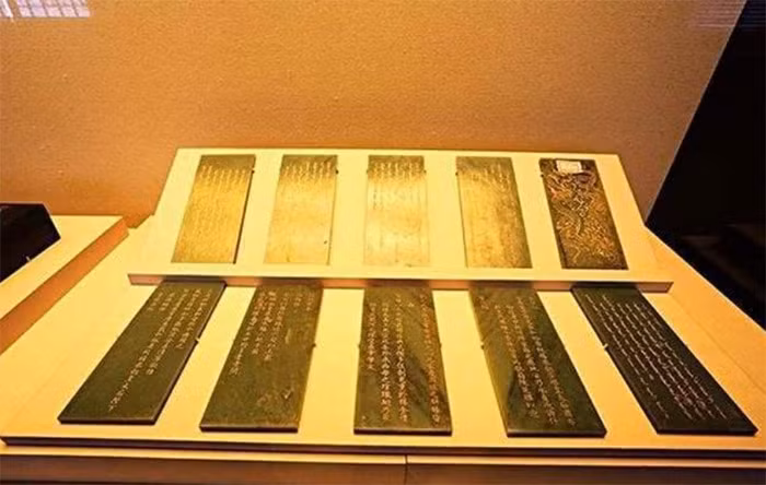 Ngay lập tức, phía cảnh sát đã vào cuộc điều tra và bắt được thủ phạm thông qua nhận dạng dấu vân tay, đó là một người đàn ông tên Wu Qinghui. Người này khai rằng, sau khi tham quan những di tích ở đây, lúc đến phòng trưng bày các đồ vật cổ thì nảy sinh tính tham lam muốn ăn trộm. Sau khi bị bắt, người này bị kết án tù.