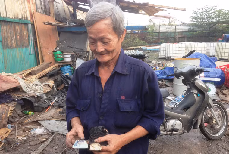 Bác bảo vệ kho hàng của công ty Quốc Dũng không kịp lấy chiếc ví đựng giấy tờ, tiền bạc của mình và tất cả đã bị cháy rụi.