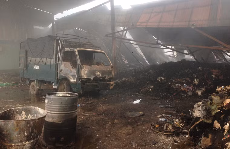 Lực lượng chữa cháy trắng đêm khống chế biển lửa bao trùm kho hàng nhưng vẫn không cứu được nhiều tài sản công ty bị thiêu rụi. Ước tính thiệt hại trong vụ hỏa hoạn là rất lớn.