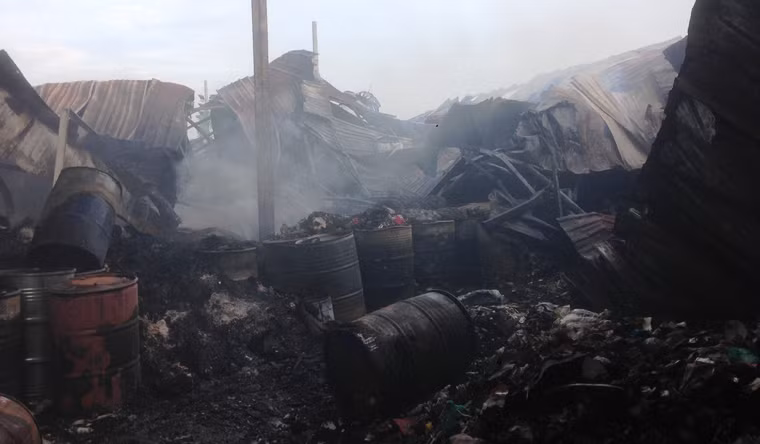 Giữa đêm hôm qua và sáng nay (24/10), dân cư sống trên đường Ngô Chí Quốc, phường Bình Chiểu, quận Thủ Đức, TP HCM nghe tiếng truy hô của bảo vệ Công ty trách nhiệm hữu hạn vận tải Quốc Dũng và phát hiện biển lửa bao trùm kho phế liệu rộng gần 1000m2 tại công ty này.