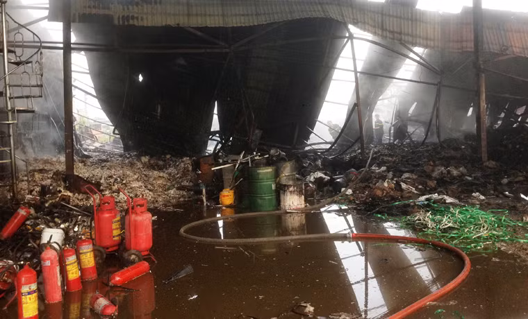 Người dân đã cùng bảo vệ dùng bình chữa cháy có sẵn để dập lửa nhưng bất thành do nhà kho quá lớn, chứa đầy vật liệu dễ cháy và hàng nghìn thùng phuy sơn chứa hóa chất độc hại.
