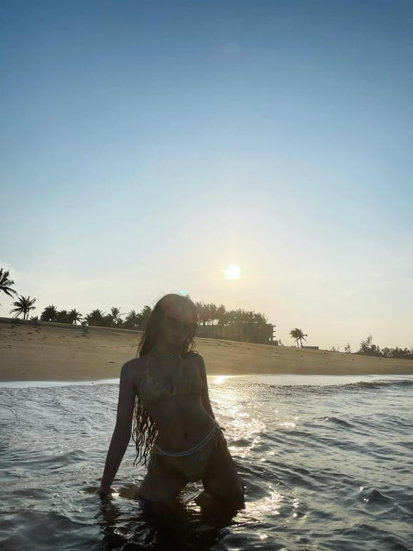 Đặng Tiểu Tô Sa - em chồng Ca nương Kiều Anh nhá hàng ảnh nóng bỏng trong chuyến "về với biển" vừa qua.