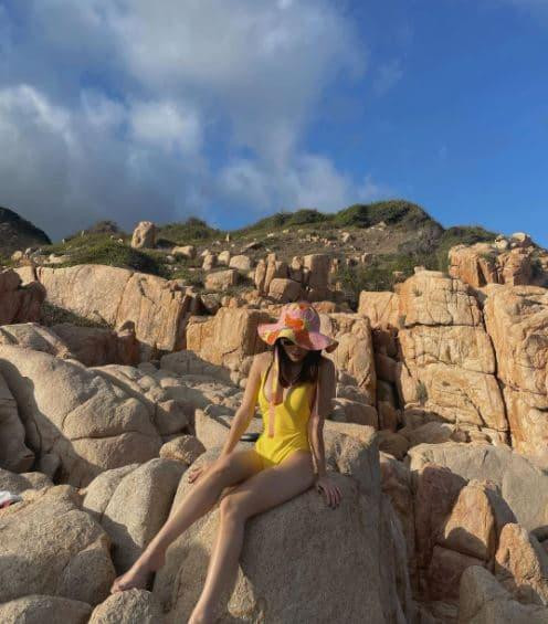 Sun Ht hack chân dài miên man.