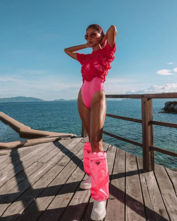 Quỳnh Anh Shyn gây ấn tượng với bộ áo tắm quá chói và cách mix khá "cồng kềnh".