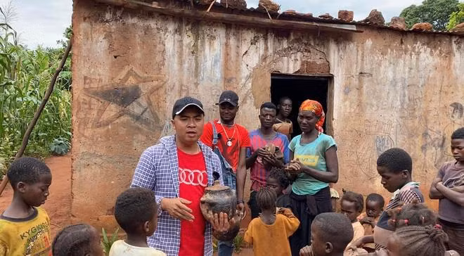 Quang Linh Vlogs dang buc thu khien netizen roi nuoc mat-Hinh-4