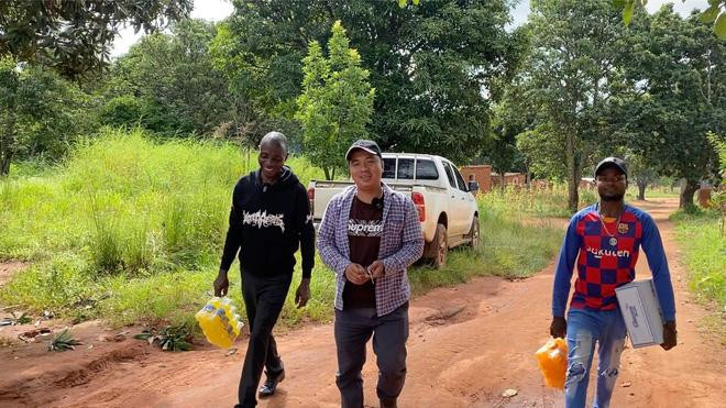 Quang Linh Vlogs dang buc thu khien netizen roi nuoc mat-Hinh-7