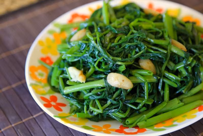 Xao rau them nuoc nong hay nuoc lanh thi rau moi xanh?-Hinh-2