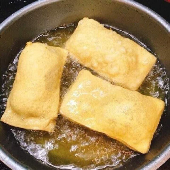 Vừa gọi điện về quê đặt hàng đậu quen ở Thái Bình vừa tất bật đóng túi trả đơn, khách đặt cách đấy 3 hôm, chị Nhung cho hay: "Món này ở quê mình, ăn từ bé đến lớn lên Hà Nội không có nên thèm lắm. Trước đây chưa bán thì chỉ lâu lâu về quê, hoặc người nhà có dịp lên chơi mình mới nhờ mua được". "Vì thích ăn nên mình mới đăng bán trên nhóm chung cư, được mỗi người ủng hộ một chút, giờ thành nghề tay trái luôn. Giờ mỗi chuyến nhập cũng tầm hơn tạ, khách hàng cũng quen vài ngày lại nhắn, đặt đơn tầm 4 ngày lên đơn một lần".