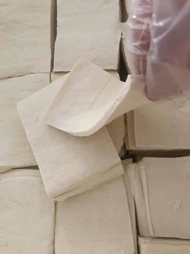 Chị Hoa chia sẻ: "Giờ gần như tuần nào mình cũng mua đậu Kênh nhưng món này là hàng tươi cần gom đơn đủ mới có chuyến từ Thái Bình lên. Mình cũng đặt nhiều hơn một chút rán qua để tủ lạnh ăn dần".