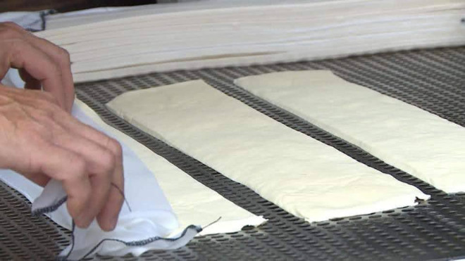 Thấy nhiều chị em trên mạng bình luận, chị Hoa (Cầu Giấy, Hà Nội) cũng tò mò đặt mua thử nửa cân của một người bán trên nhóm chung cư. Những miếng đậu phụ rán vàng như trứng, mềm mềm, dai béo được thành viên trong nhà ủng hộ hết sạch.