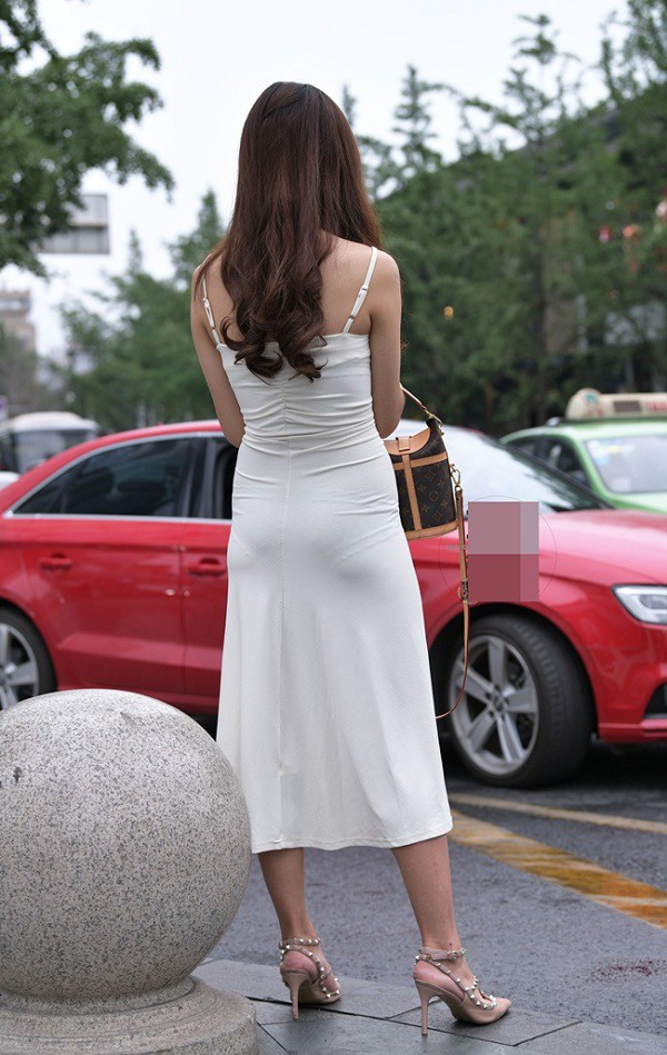 Mặc đồ mỏng dính bám chặt vòng 3, chị em bị chê phản cảm ảnh 2 Mặc đồ mỏng dính bám chặt vòng 3, chị em bị chê phản cảm ảnh 2