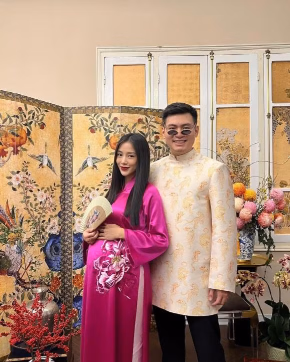 Salim khoe bung bau thang cuoi voi trang phuc xuyen thau