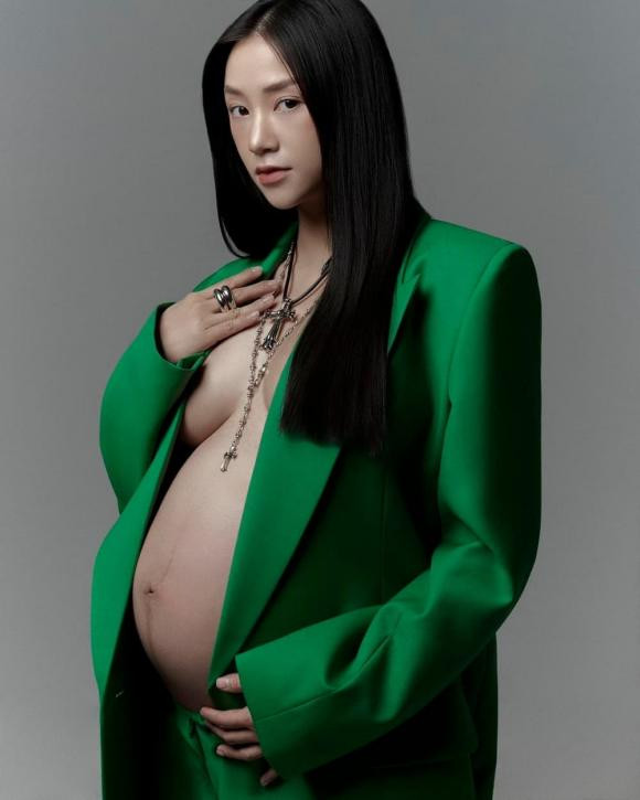 Salim khoe bung bau thang cuoi voi trang phuc xuyen thau-Hinh-5