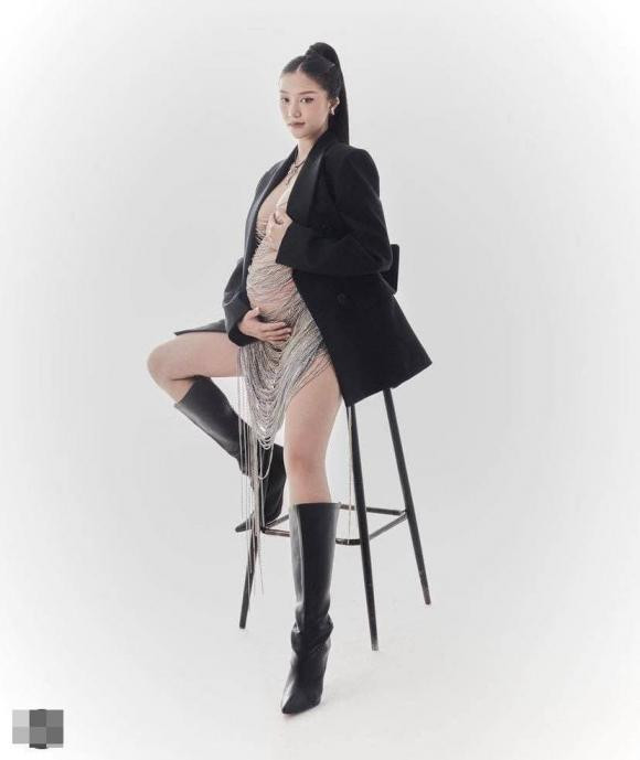 Salim khoe bung bau thang cuoi voi trang phuc xuyen thau-Hinh-2