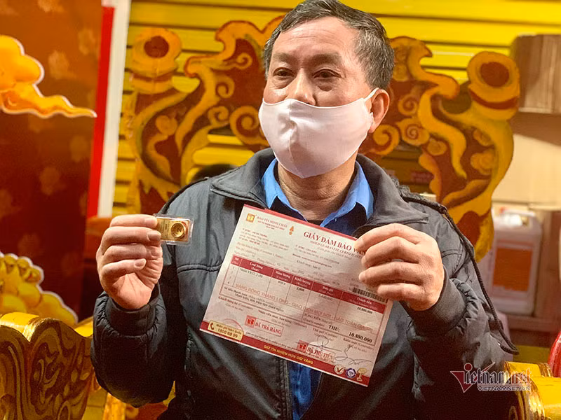 Gia vang hom nay 2/4: Bat on keo dai, vang giam gia