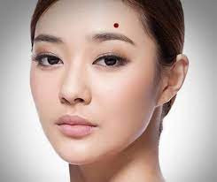 Chính vì vậy, nốt ruồi mọc ở vị trí này sẽ ảnh hưởng mạnh mẽ đến con đường công danh sự nghiệp. Nếu có nốt ruồi ở trên trán, bạn cần đề phòng những trở ngại ngáng đường trên trong công danh, tài lộc.