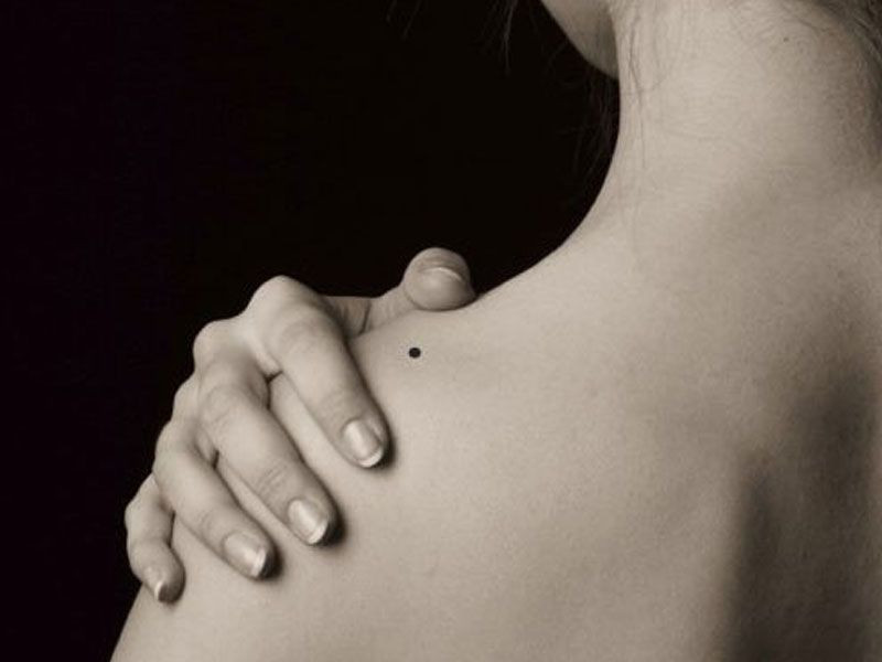  2 nốt ruồi phá tướng cẩn trọng tai ương. Nốt ruồi trên vai: Trong nhân tướng học người xưa thường nói "nốt ruồi ở vai cả đời gánh vác" ý nói nốt ruồi ở vị trí này khiến gia chủ lúc nào cũng phải lo lắng, suy nghĩ chẳng mấy khi được thảnh thơi. 