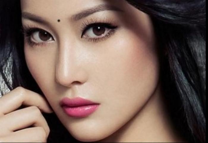 Trong nhân tướng học, vị trí giữa hai lông mày được gọi là cung Sự nghiệp. Nếu nốt ruồi xuất hiện ở giữa hai lông mày, đặc biệt là nốt ruồi không quá to, cân đối, hình dạng và màu sắc vừa phải thì chắc chắn sẽ mang lại nhiều may mắn cho chủ nhân của nó.