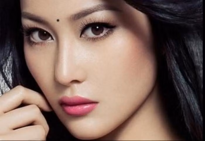 Trong nhân tướng học, vị trí giữa hai lông mày được gọi là cung Sự nghiệp. Nếu nốt ruồi xuất hiện ở giữa hai lông mày, đặc biệt là nốt ruồi không quá to, cân đối, hình dạng và màu sắc vừa phải thì chắc chắn sẽ mang lại nhiều may mắn cho chủ nhân của nó.