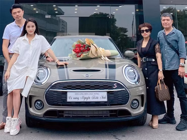 Trong dịp sinh nhật của chồng, ca nương Kiều Anh đã tặng chồng mình một khoản tiền lên đến 10 con số. Một lần khác, cô tự “tậu” cho chính mình 2 chiếc túi hiệu có giá 800 triệu 1 lúc.