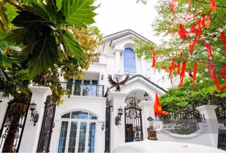 Biệt thự của gia đình Đoàn Di Băng tọa lạc trong một khu dân cư cao cấp ở quận 7. Dinh thự này trị giá 22 tỷ, rộng 300m2.