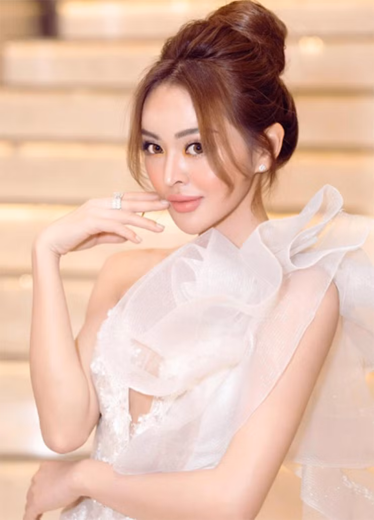 Bộ sưu tập siêu xe của Trang Nemo có thể kể tới chiếc Porsche 718 Cayman (có giá bản tiêu chuẩn là 3,6 tỷ đồng), chiếc SUV hạng sang Mercedes-AMG G 63 (ước tính giá lăn bánh không dưới 10 tỷ đồng), McLaren 720S Spider màu cam, Mini Cooper màu đỏ...