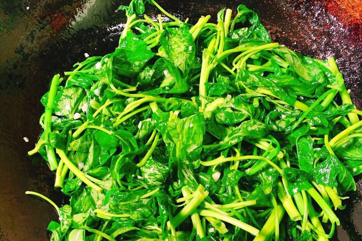 Xao rau muong cho them thu nay, dam bao rau xao xanh bong-Hinh-3