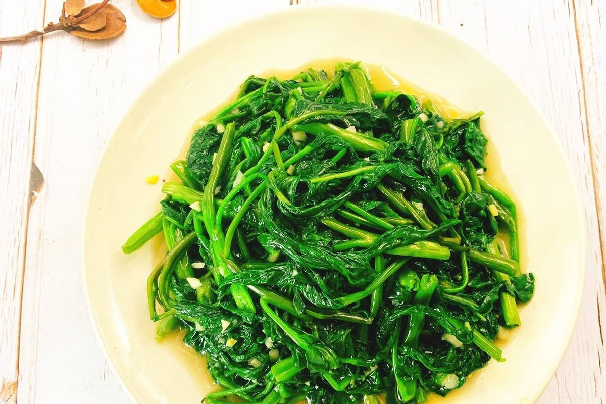 Xao rau muong cho them thu nay, dam bao rau xao xanh bong-Hinh-5