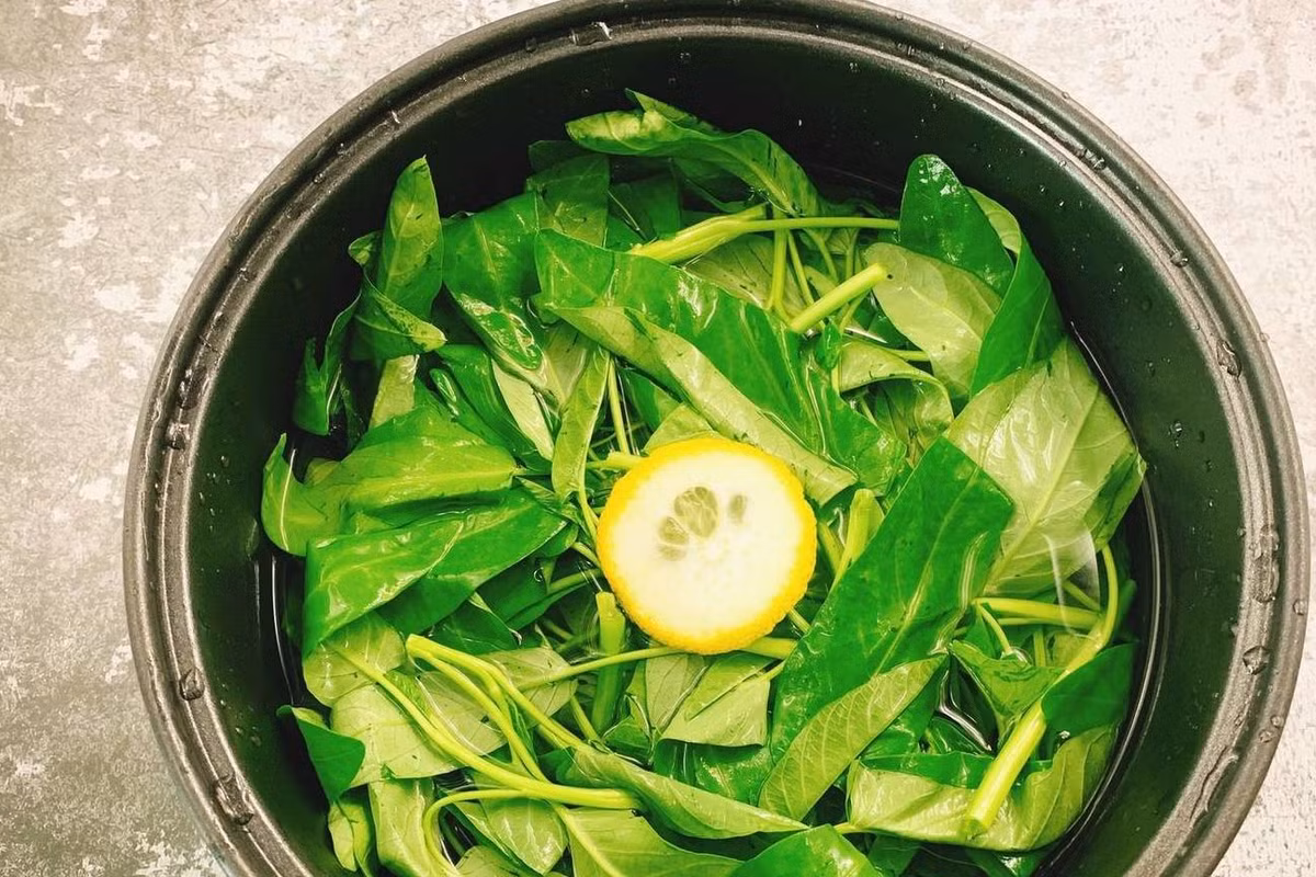 Xao rau muong cho them thu nay, dam bao rau xao xanh bong-Hinh-2