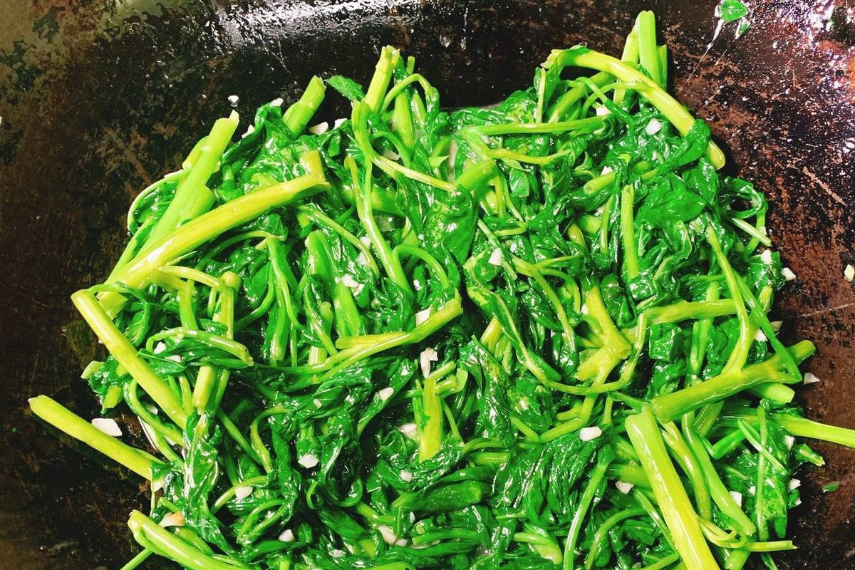 Xao rau muong cho them thu nay, dam bao rau xao xanh bong-Hinh-4
