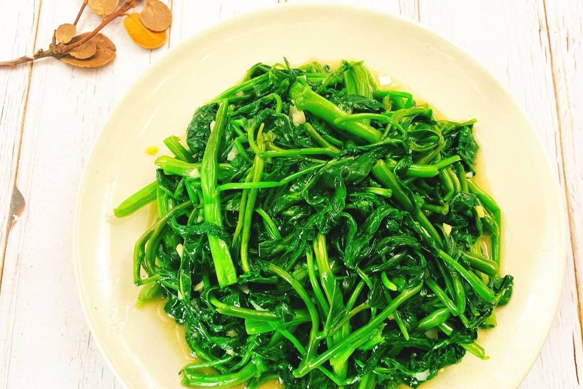 Xao rau muong cho them thu nay, dam bao rau xao xanh bong