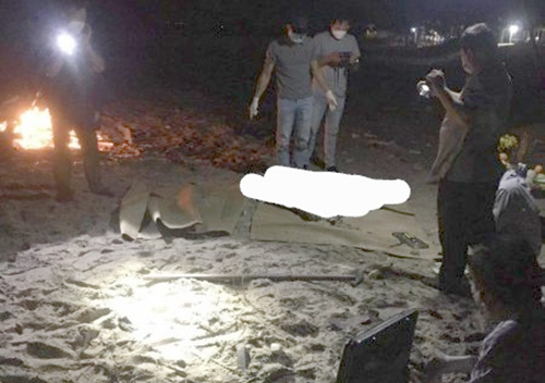 Dang tam bien, nguoi dan ta hoa khi phat hien thi the mat dau troi vao bo