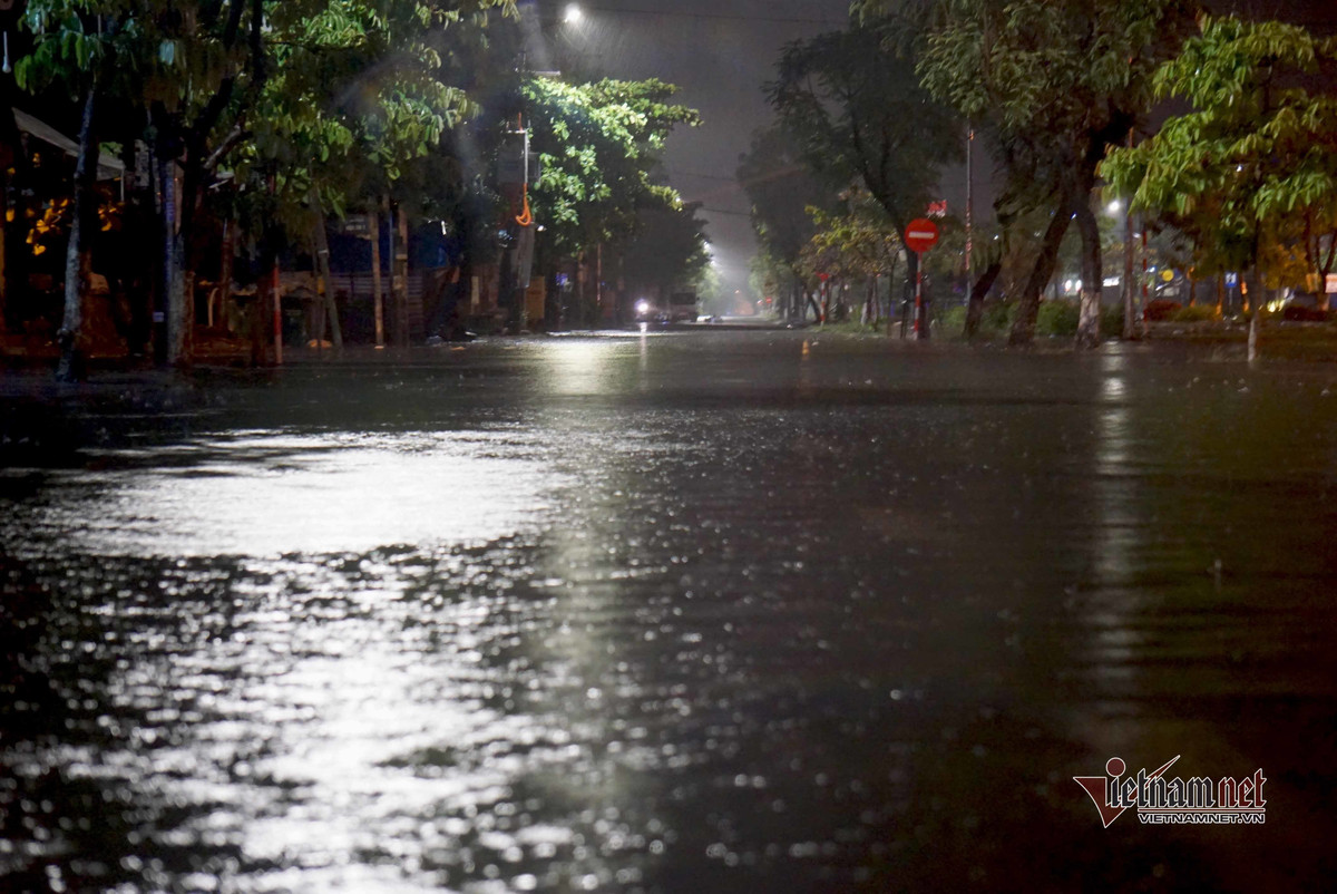 Mua xoi xa, duong pho Da Nang ngap sau, hang loat oto chet may trong dem