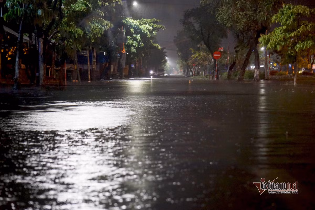 Mua xoi xa, duong pho Da Nang ngap sau, hang loat oto chet may trong dem