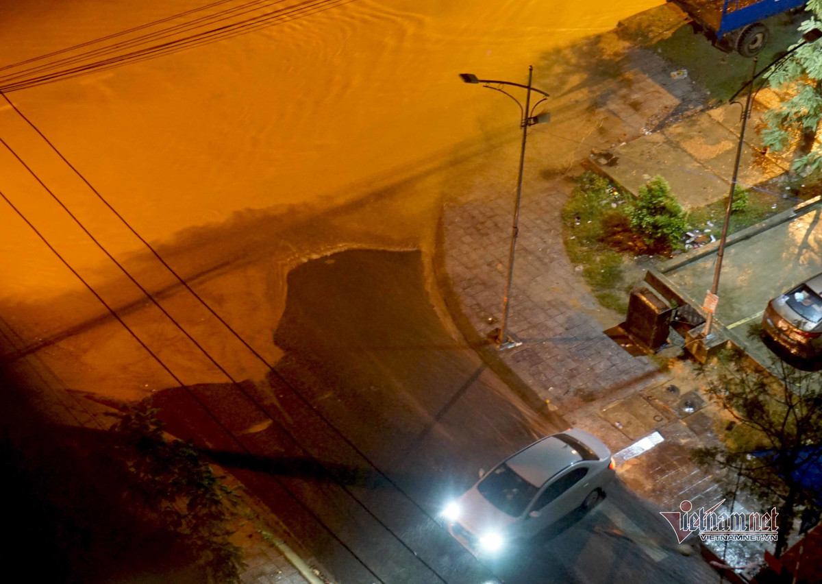 Mua xoi xa, duong pho Da Nang ngap sau, hang loat oto chet may trong dem-Hinh-12