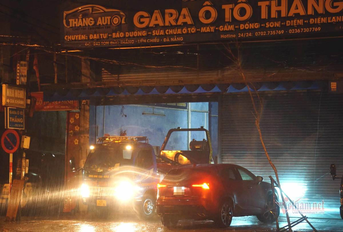 Mua xoi xa, duong pho Da Nang ngap sau, hang loat oto chet may trong dem-Hinh-9